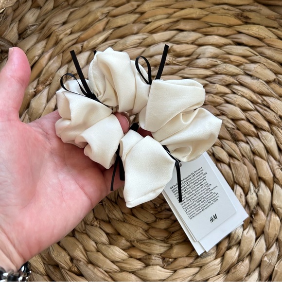 NWT H&M Cream Bow Decorated Scrunchie - Picture 4 of 5